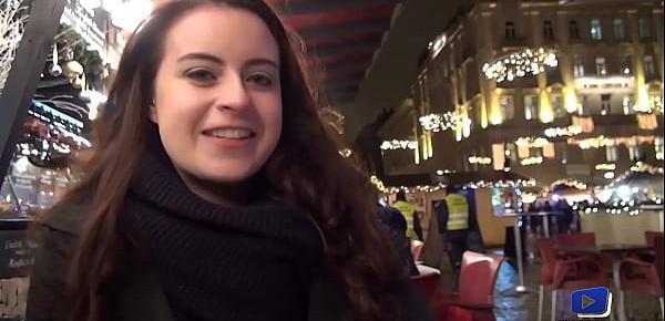  À Budapest, Tiffany trouve Lexie, une autre française, pour une baise lesbienne